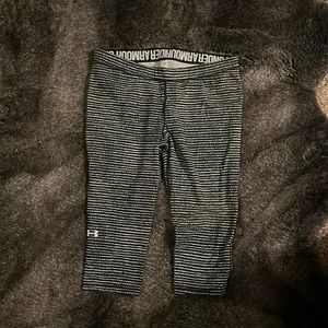 Women’s XL Under Armour active capris.  Black/White